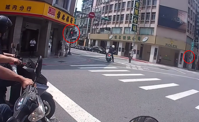 三寶大媽連闖2紅燈遭攔，竟見警察還想跑。（圖／翻攝自臉書八卦村 - 行車紀錄器影片上傳中心）