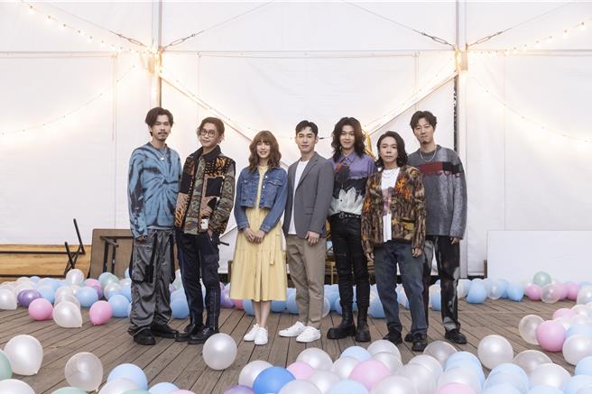 麋先生新歌MV邀来张书豪(左4)与刘奕儿(左3)同台飙戏。（相信音乐提供）