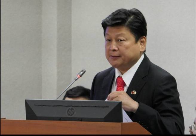 傅昆萁感性致谢王国材 ，盼「国道六号」及「花东快」尽快落实推动。(戴志扬翻摄)
