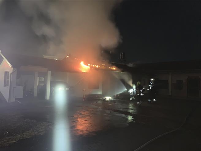 屏東縣內埔鄉一處民宅發生火警，由於屋內疑似屯放炮竹煙火，火災過程中沖天砲不斷四射亂竄。（屏縣消防局提供／羅琦文屏東傳真）