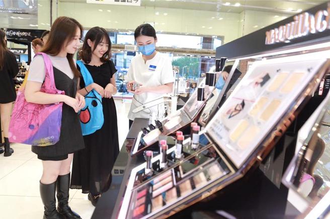 中友母親節檔期自4月18日至5月13日登場，首11日滿千贈點、化妝品與家電品牌日再加碼送！圖／中友提供