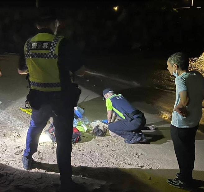 基隆市安乐区大武崙沙滩17日晚间传出有女子落海，警消赶到时女子已经没有呼吸心跳，救护人员除为其进行CPR外，也立即送医急救。（翻摄照片／张志康基隆传真）