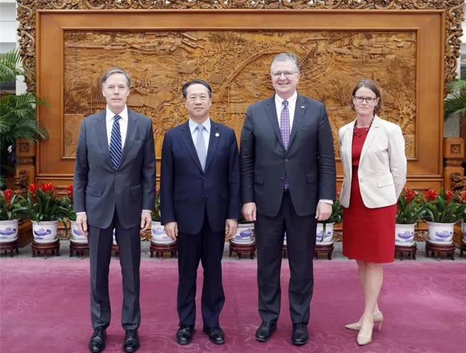 美国亚太助理国务卿康达（右二）15日会见国台办副主任仇开明。（中国外交部官网）