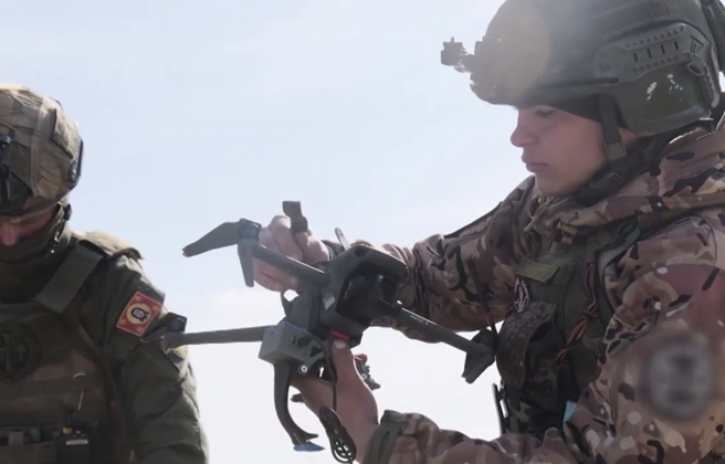 2024年4月11日，俄羅斯中央集團（Tsentr Group）士兵正要施放無人機。（俄羅斯國防部）