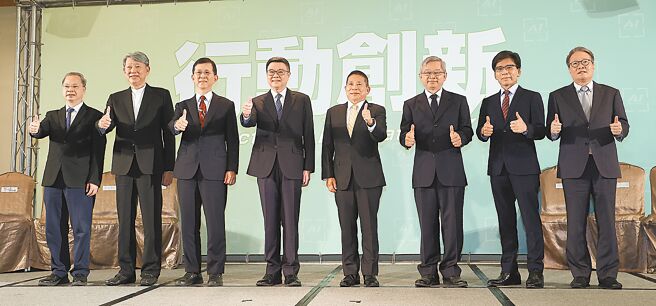 准行政院长卓荣泰（左四）16日公布内阁第三波人事，准行政院秘书长龚明鑫（左一）与准经济部长郭智辉（左二）、准数发部长黄彦男（左三）、准国发会主委刘镜清（左五）、准国科会主委吴诚文（左六）、准金管会主委彭金隆（左七）、准公共工程会主委陈金德（左八）一同合影。图／陈信翰