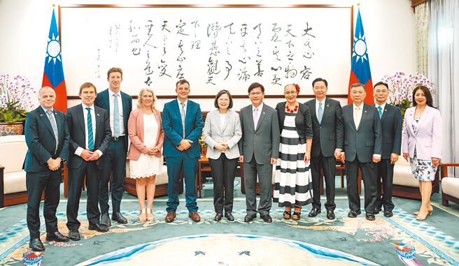 蔡英文总统（中）4月16日在府内接见「纽西兰国会跨党派友台小组」访问团成员。外交部长吴钊燮（右四）及总统府秘书长林佳龙（右六）陪同合影留念。（总统府提供）