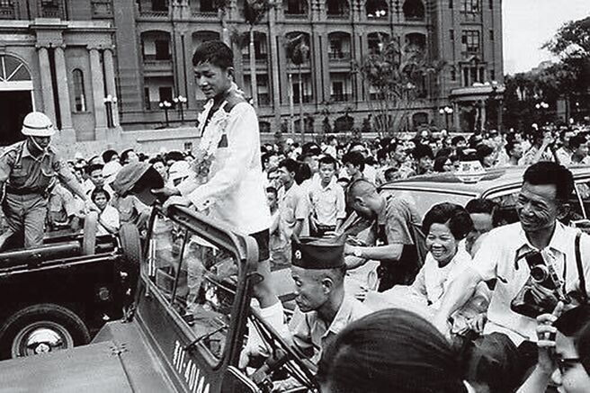 新任国科会主委吴诚文，曾是巨人少棒的王牌投手。图为当年赢得比赛冠军返国，吴乘坐吉普车在总统府前游行。（清大提供）