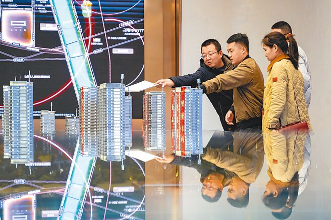 大陸房地產開發投資首季較上年同期衰退9.5％，且較前2月更跌深0.5個百分點。圖為房產接待中心。（中新社）