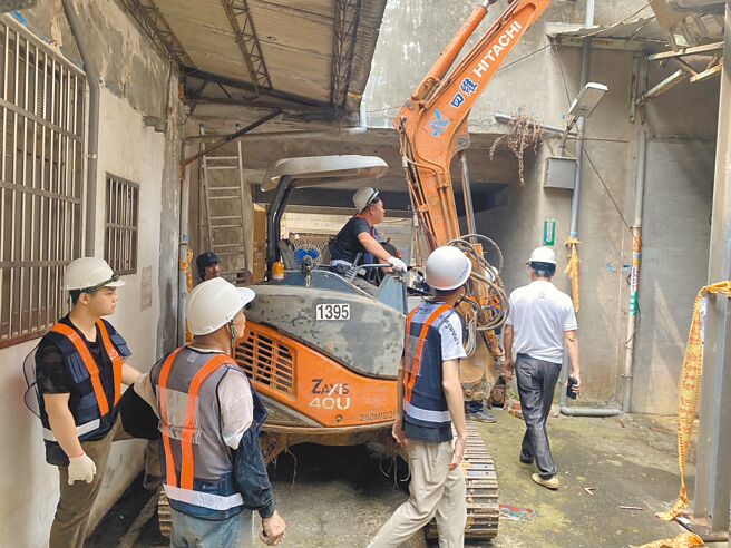 桃园市大溪区三元市场经检测判定为红单危楼，建物所有权人未在2周期限改善，建管处16日启动代拆作业。（桃市建管处提供／吕筱蝉桃园传真）