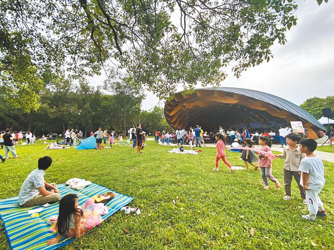 桃園7大客家場館總造價超過21億，但造訪人次都慘不忍睹，造價1.8億的崙坪文化地景園區去年僅19萬人次。（客家局提供／蔡依珍桃園傳真）