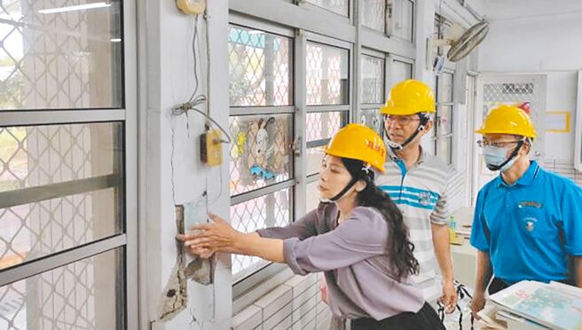 台南鹽水月津國小地震過後部分校舍損壞，市政府教育局派員勘查了解情況。（台南市政府教育局提供／張毓翎台南傳真）