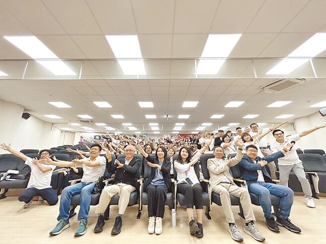 屏东35位青年创业家16日在近百名企业学长姐见证下进行拜师礼仪式，并展开8周大店长课程密集训练，期许未来精进经营管理策略，在业界一鸣惊人。（谢佳潾摄）