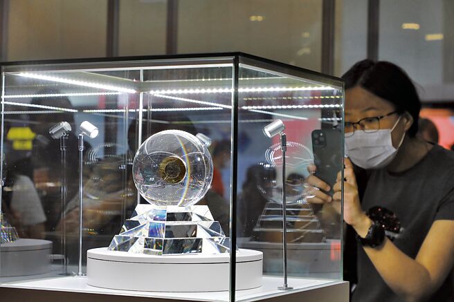 嫦娥五號任務月球樣品首次國際借用評審會議，將在4月26日舉行。圖為為月壤被裝在透明球體中。（中新社）