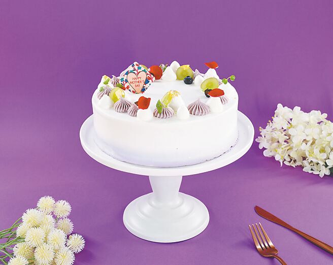 「北海道香芋奶冻蛋糕」适合阖家一起享用。（台中长荣桂冠酒店提供）