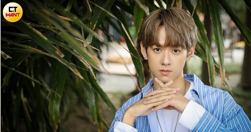 洪暐哲接受時報周刊CTWANT專訪,介紹平時隨身攜帶的物品。(圖/侯世駿攝)