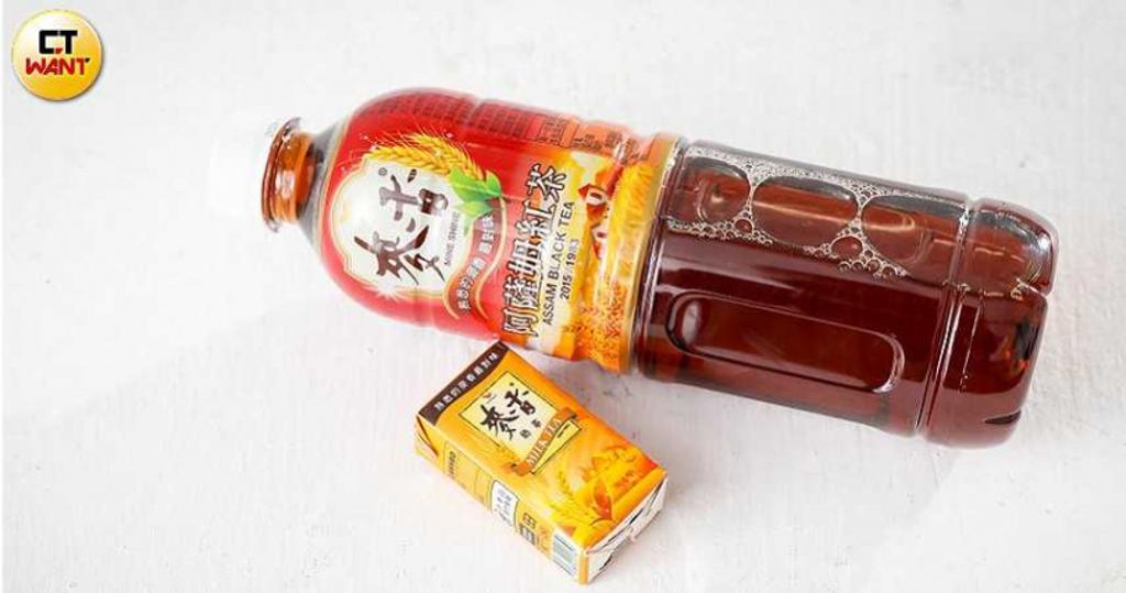 愛麥香成痴的洪暐哲不僅有奶茶造型的悠遊卡,還一定要隨身攜帶紅茶。(圖/侯世駿攝)