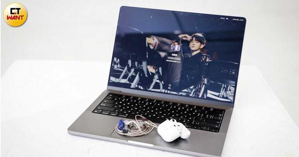 與工作有關的筆電及耳機也是洪暐哲的必備品。(圖/侯世駿攝)