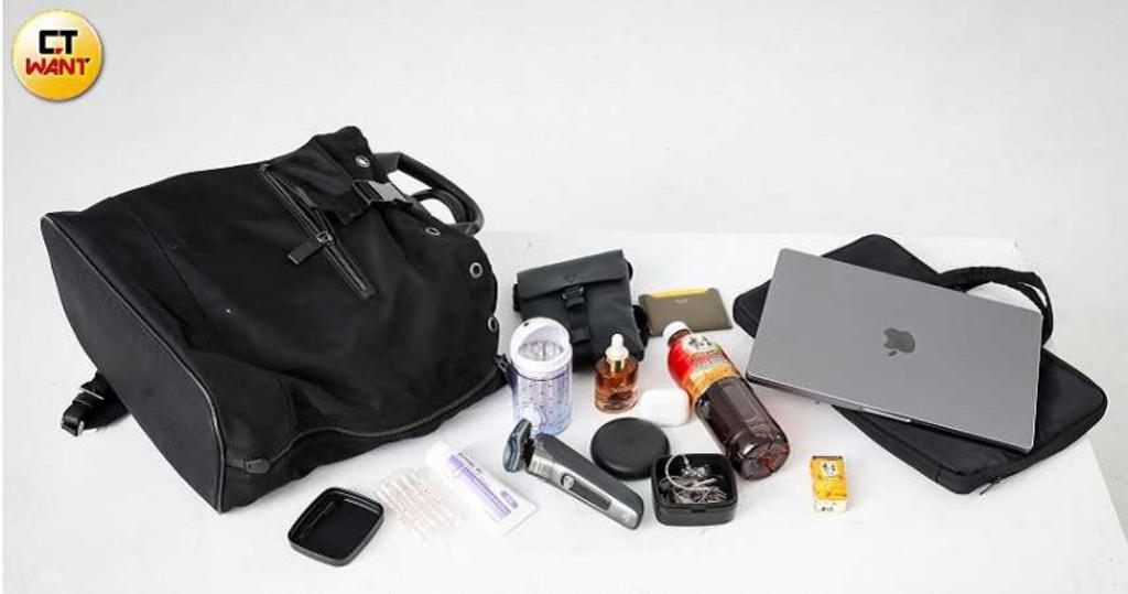 在洪暐哲的包包還能看到電鬍刀及棉花棒,相當實用。(圖/侯世駿攝)