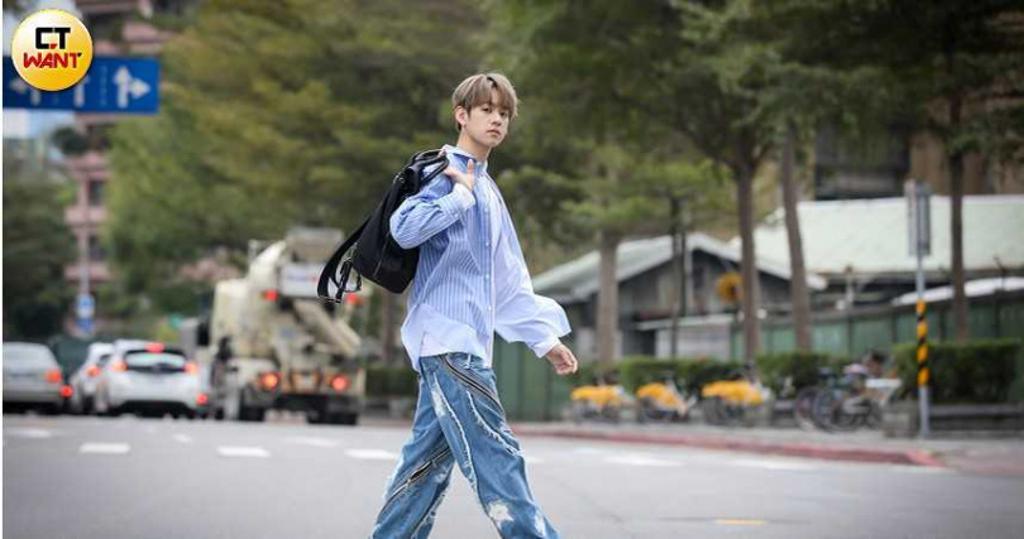 洪暐哲隨身攜帶的物品雖然不算多,但都頗有重量。(圖/侯世駿攝)