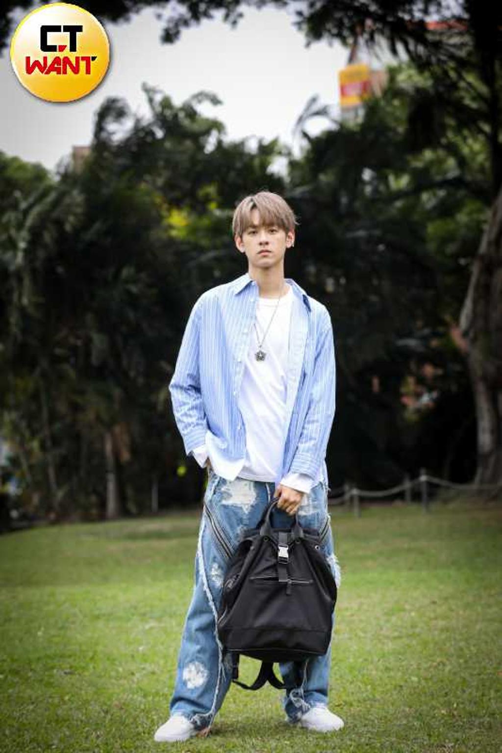 隨身攜帶每天都會用到的必備物品,會讓洪暐哲很有安全感。(圖/侯世駿攝)