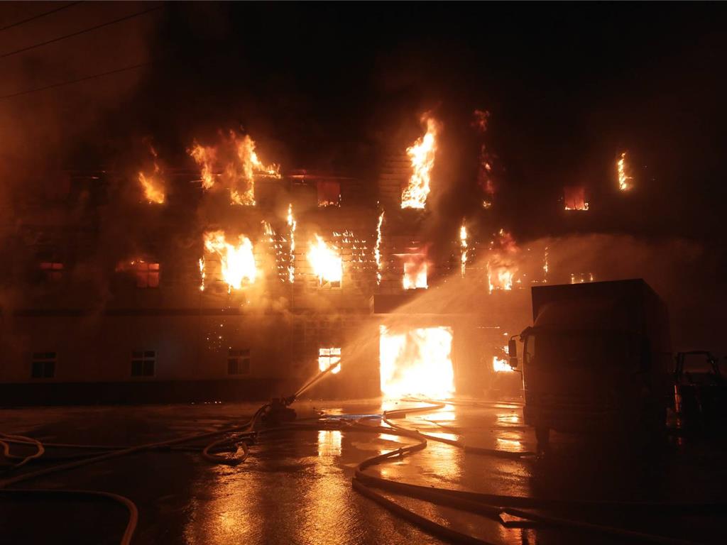新北市淡水發生工廠火警，目前全面燃燒，警消到場灌救中。（新北市消防局提供／呂健豪新北傳真）