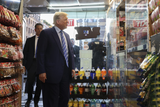 川普逛紐約雜貨店 又提「花生總統」卡特嘲笑拜登