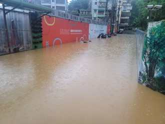 新北汐止水淹1個輪胎高 巷子成黃河 居民出門嚇傻