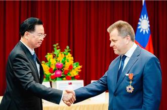 立陶宛前外交政次獲頒「睦誼外交獎章」 吳釗燮讚：台灣真正友人
