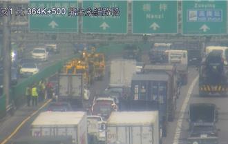 國1 鼎金段北向「1大3小車」追撞   車流回堵4公里