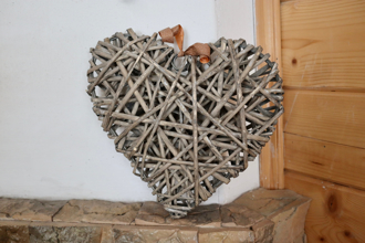 大型性愛社區？ 住戶掛「心型裝飾」 人妻求解釣出老司機