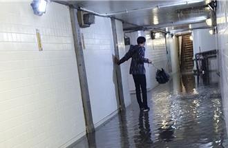 永和人行地下道維修孔滲水   民眾戲稱「地下道變成水簾洞」