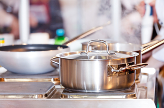 不鏽鋼鍋用好幾個月！她驚見「清潔水是黑的」急求救 正確開鍋法曝光