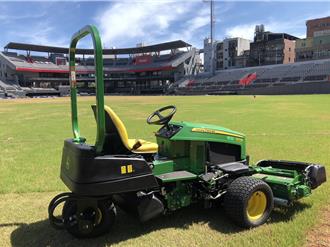新竹市立棒球場雜草蔓生  市府：多雨期潮溼導致