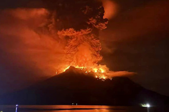 萬人撤！印尼火山「5次大爆發」恐釀海嘯 百年前奪400命