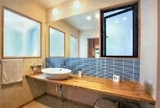 全家不再天天搶廁所！4個超好用的衛浴設計