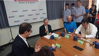 車燈工廠超額進用身障者 行政院長視察讚福利比台積電好