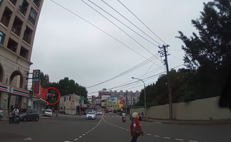 三寶嬤闖紅燈直直衝 他險撞「18字祝福」笑翻網：金好嘴