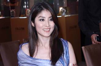 51歲天后陳慧琳「零修圖」遭側拍  近距離見臉部狀態網嚇壞