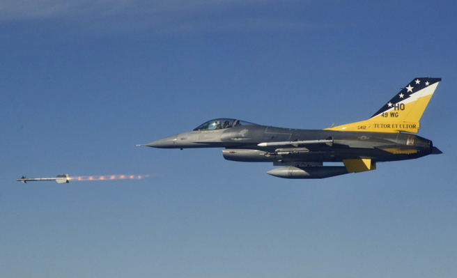 美國空軍F-16戰機發射「響尾蛇」（Sidewinder）空對空飛彈的資料照。（美國國防部）