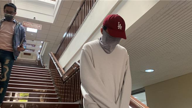 本名黃照岡的「騙扁小子」黃琪趁藝人孫鵬、狄鶯夫妻的兒子孫安佐在美國犯槍砲案回國也要接受調查的機會，假冒歌手張清芳前夫宋學仁秘書介紹律師郭上維，卻「灌水」詐騙30萬元，遭起訴。台北地院今上午宣判， 郭依違反律師法判處有期徒刑6月，得易科罰金，沒收8萬元。黃依詐欺罪及違反律師法判有期徒刑6月，得易科罰金，沒收22萬8405元。可上訴。（圖本報資料照）