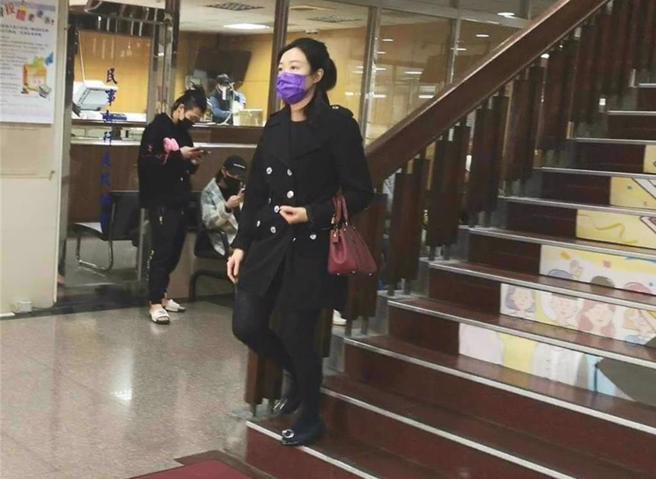 「华尔街女神」陈莉婷和母亲胡青青，因为觊觎家产，9月底策画杀害陈姓小姑失手遭逮，台北地检署依杀人未遂起诉母女俩。检方发现，胡妇策画杀小姑前，曾上网搜寻有关自首、精神状况减刑判决的3份新闻报导，疑有脱罪打算，遭检方求处重刑。台北地院审理中，日前裁定延长羁押母女及杨姓共犯。（图本报资料照）