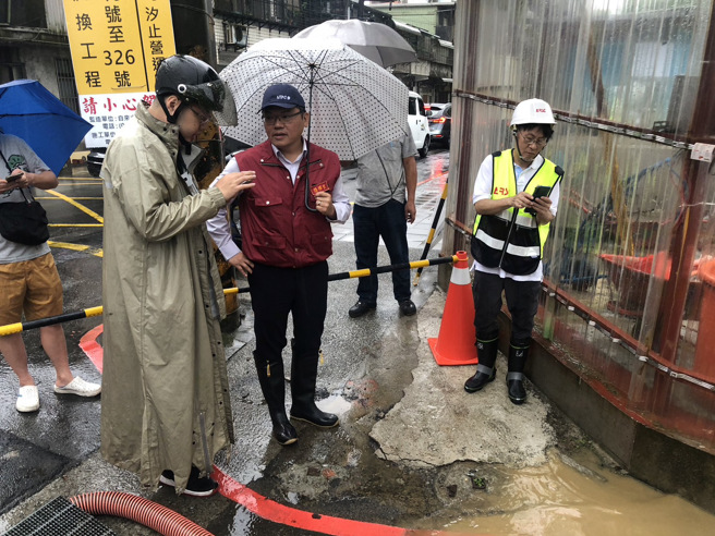 汐止区崇德国小前，区公所抽水机持续排除积水中。（图 / 刘咏韵翻摄）