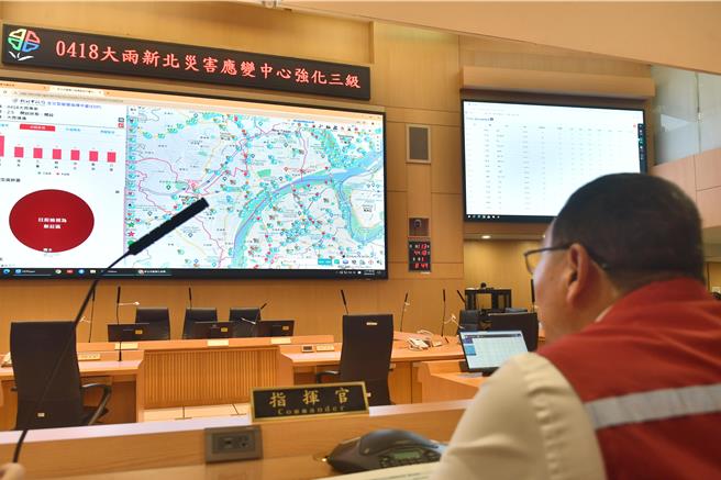 新北市长侯友宜表示，强降雨造成的积淹水，除汐止有一件是因为工地围墙挡到排水系统，目前在抽水当中，其他的积淹水都已经排除。（新北市政府提供）