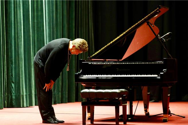 旅美钢琴大师刘孟捷17日蒞临臺北荣民总医院介寿堂，为医护人员义演，感谢荣总的医病之恩。（北荣提供／林周义台北传真）