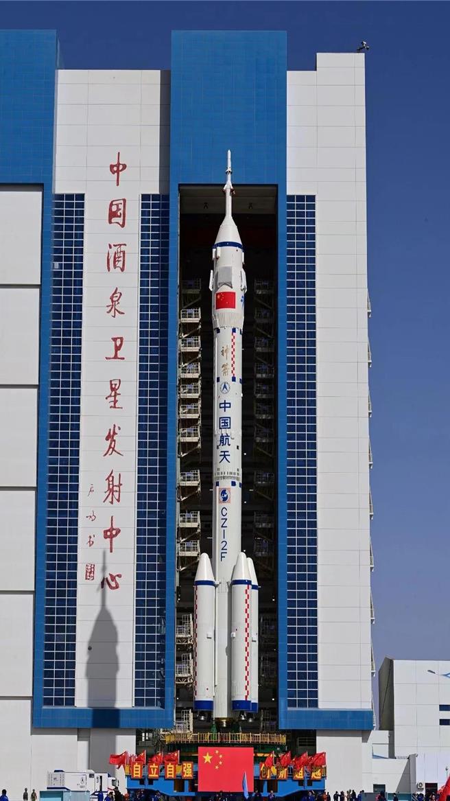 美國國家航空暨太空總署局長比爾·尼爾森(Bill Nelson)：美需警惕中國在太空的軍事存在。圖為神舟十八號太空飛船和火箭的組合體，近日將在甘肅酒泉基地發射升空。（新華社）