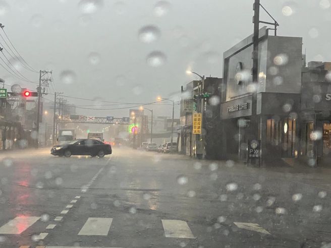 今早雙北雨用倒的，民眾分享國道二號小淹水。(圖/網友授權提供)
