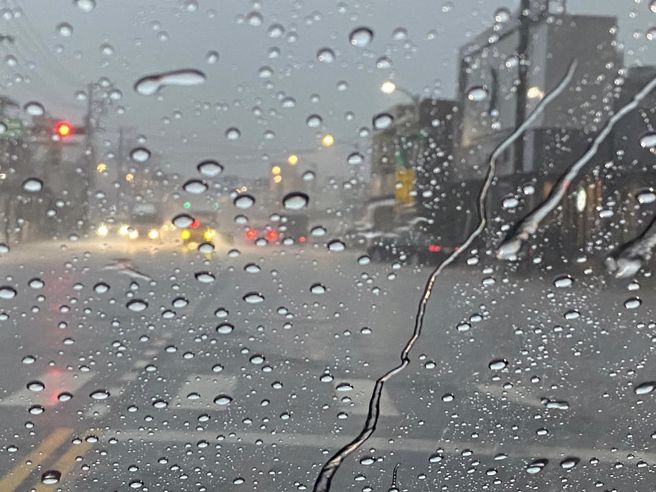 今天早上雙北被大雨轟炸，民眾開車通勤，雨大到雨刷都來不及刷。(圖/民眾授權提供)