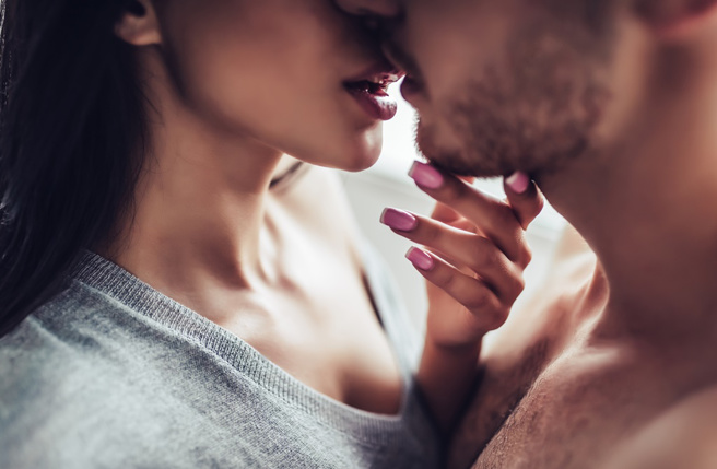 女優菲妮克絲拍攝謎片時，眼見搭檔女優用藥過量生命垂危，想出手相助卻遭阻攔。(示意圖:shutterstock／達志)