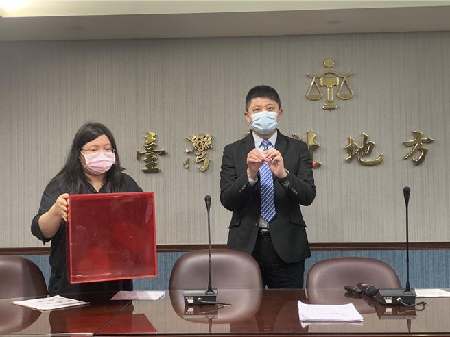 台北地院今上午进行公开抽籤，承审的受命法官为配属刑13庭「瑞股」洪宁雅法官。强制处分庭的部分为刑14庭「博股」萧淳尹法官。（图赖佩璇摄）