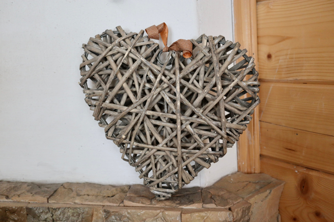 國外一名人妻逛某社區時發現，許多住戶在大門口掛心型裝飾，背後含意讓她不禁臉紅。（示意圖：Shutterstock／達志）